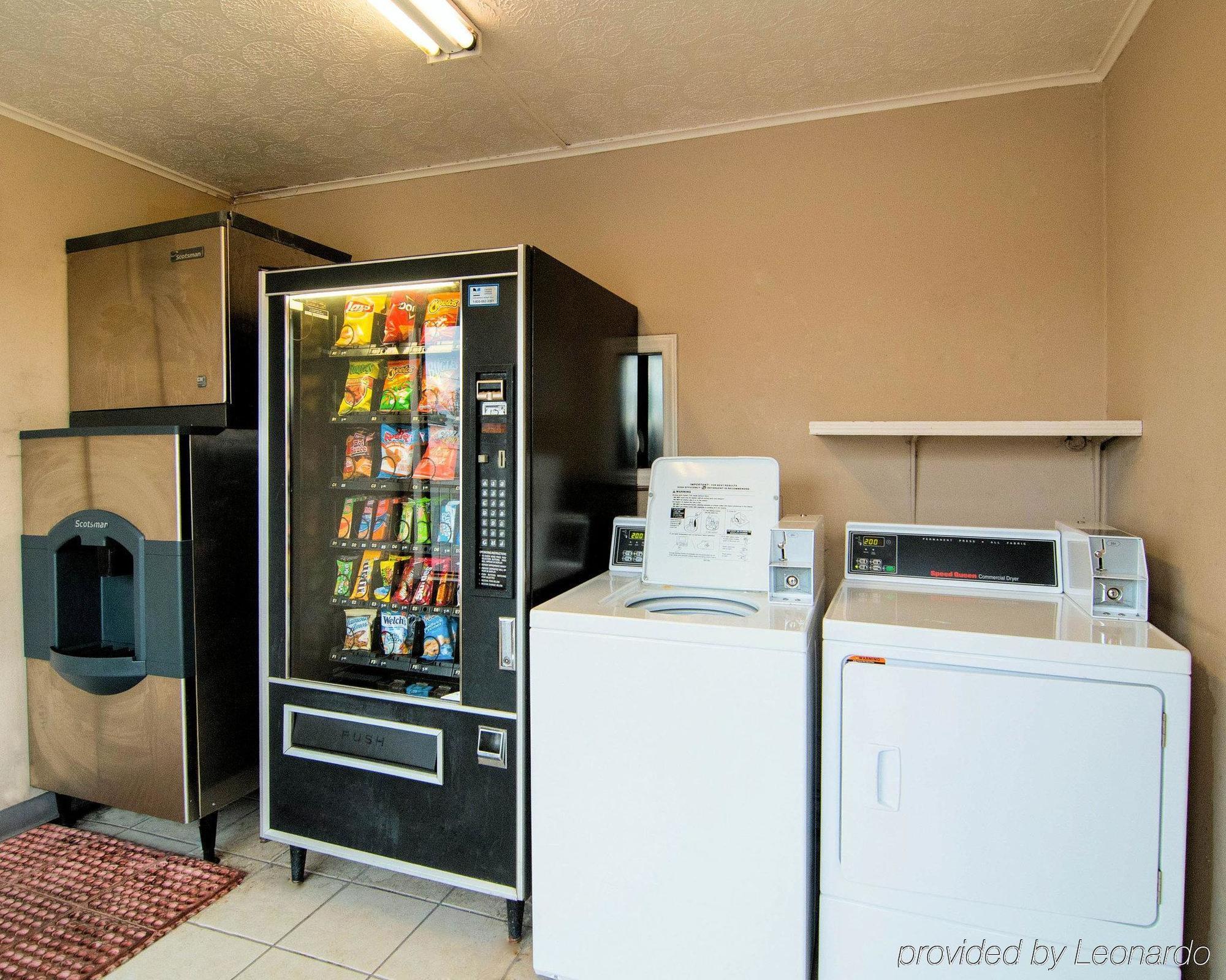 Rodeway Inn Civic Center Роанок Экстерьер фото