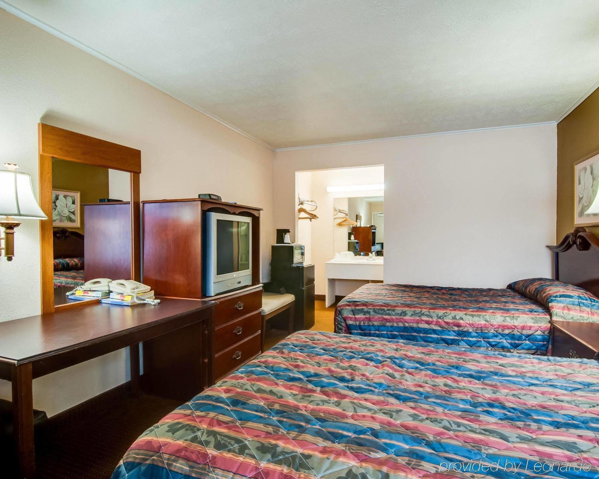 Rodeway Inn Civic Center Роанок Экстерьер фото